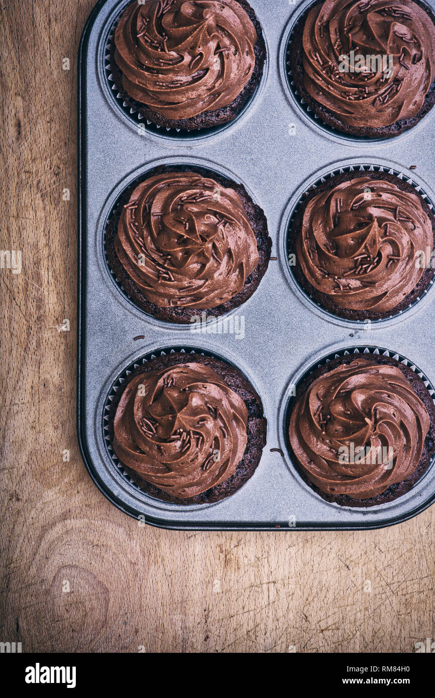 Cupcakes au chocolat maison dans un muffin tin Banque D'Images