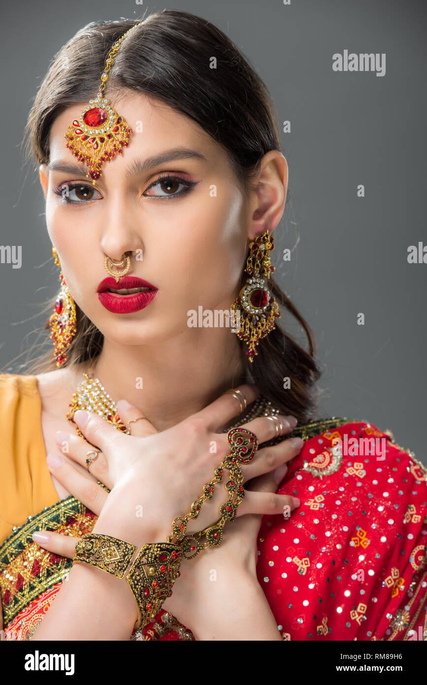 Belle femme indienne en sari et accessoires, isolé sur gris Photo Stock -  Alamy