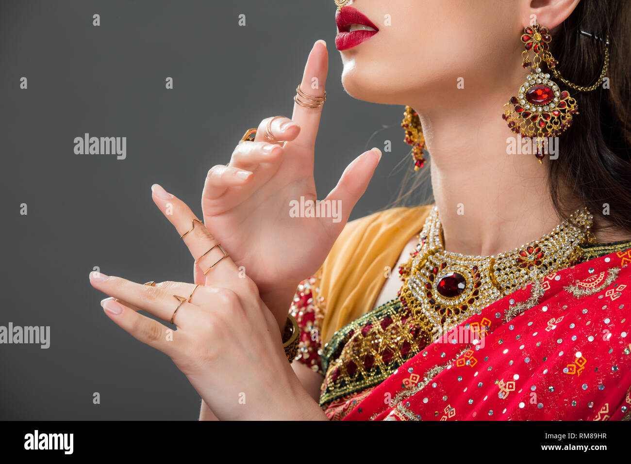 Portrait de femme indienne gestes d'accessoires, isolé sur gray Banque D'Images