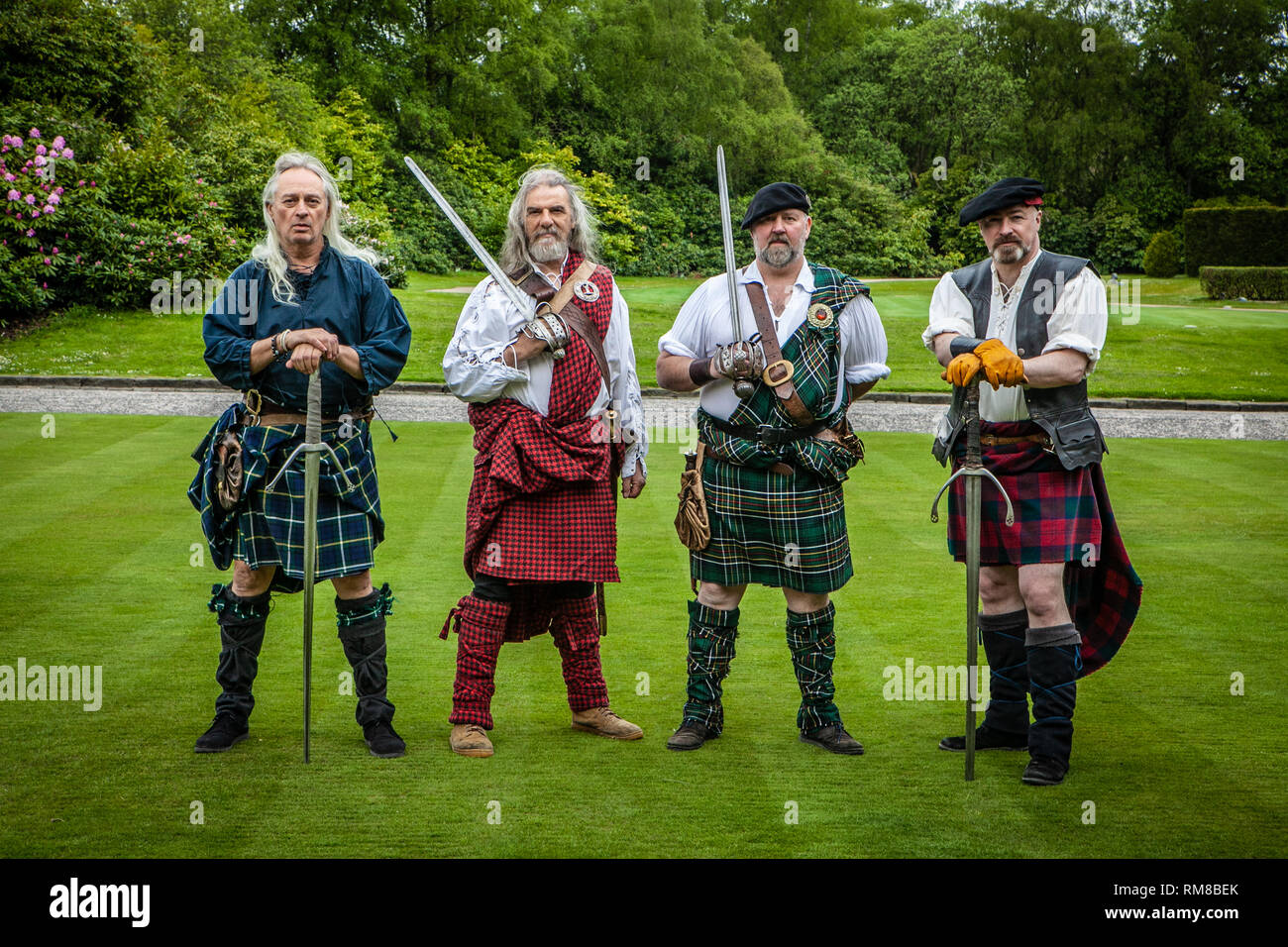 Robe irlandaise traditionnelle Banque de photographies et d'images à haute  résolution - Alamy