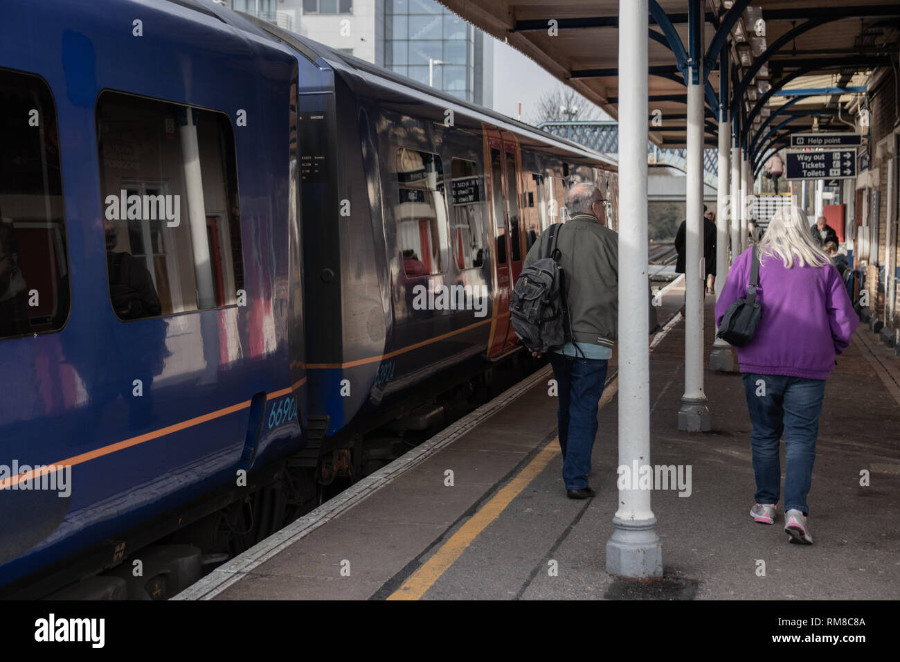 Les passagers qui prennent un train dans une gare anglaise Banque D'Images