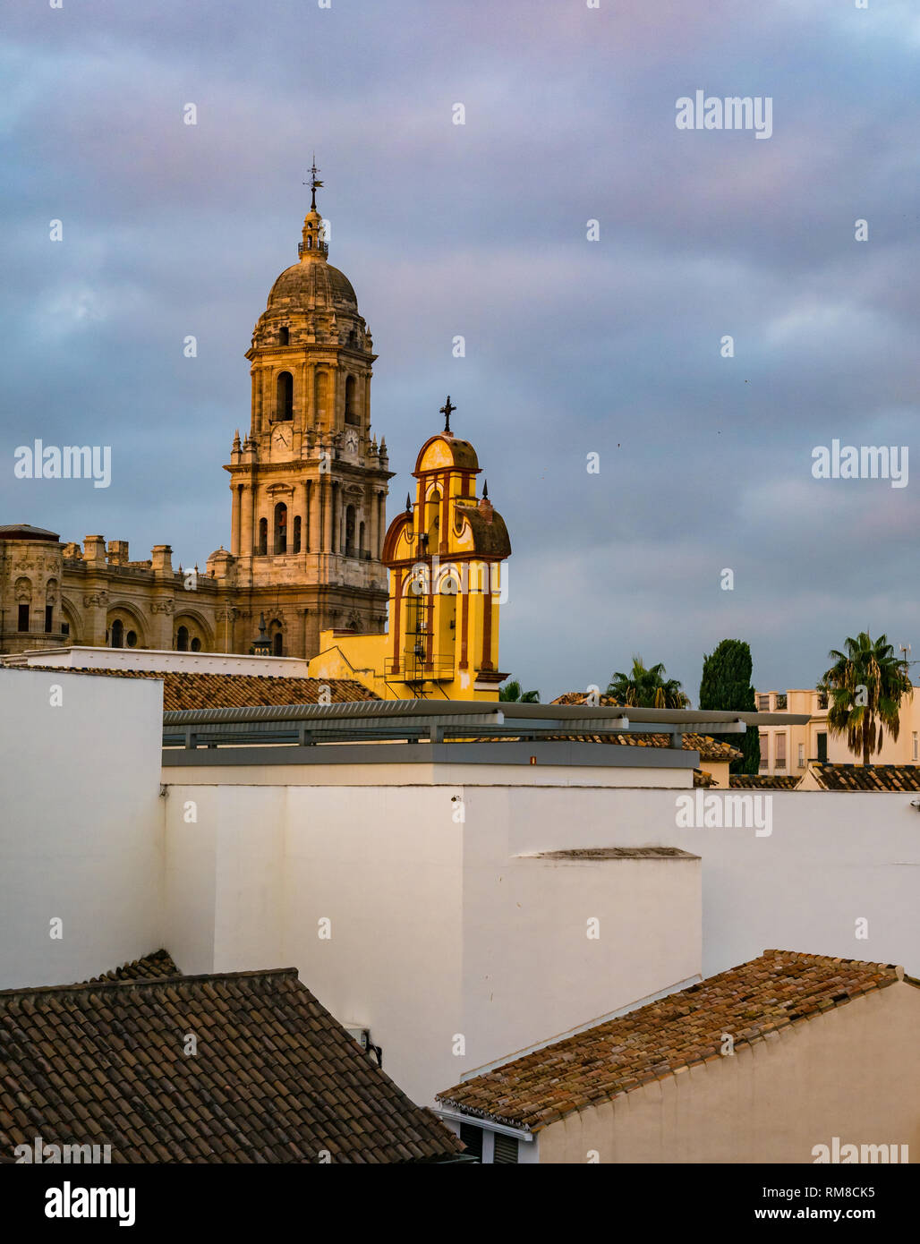 Vue sur sol carrelé toits de clocher au crépuscule, Basilique Cathédrale, Malaga, Andalousie, Espagne Banque D'Images