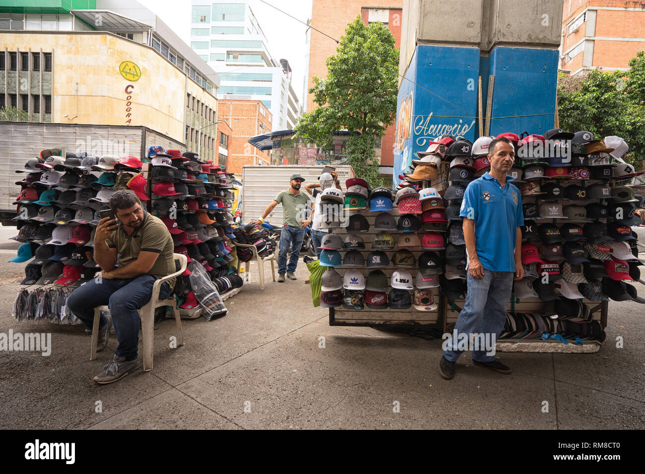 Medellin, Colombie - Juillet 23, 2018 : les vendeurs de rue la vente de chapeaux dans le centre-ville Banque D'Images