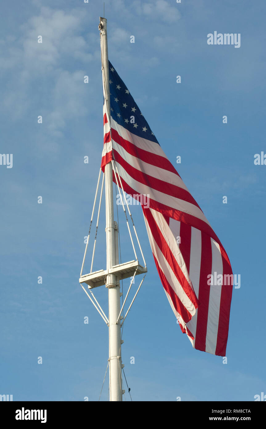 Nous énorme drapeau sur la place d'armes, lieu historique national de Fort Smith, Arkansas. Photographie numérique Banque D'Images