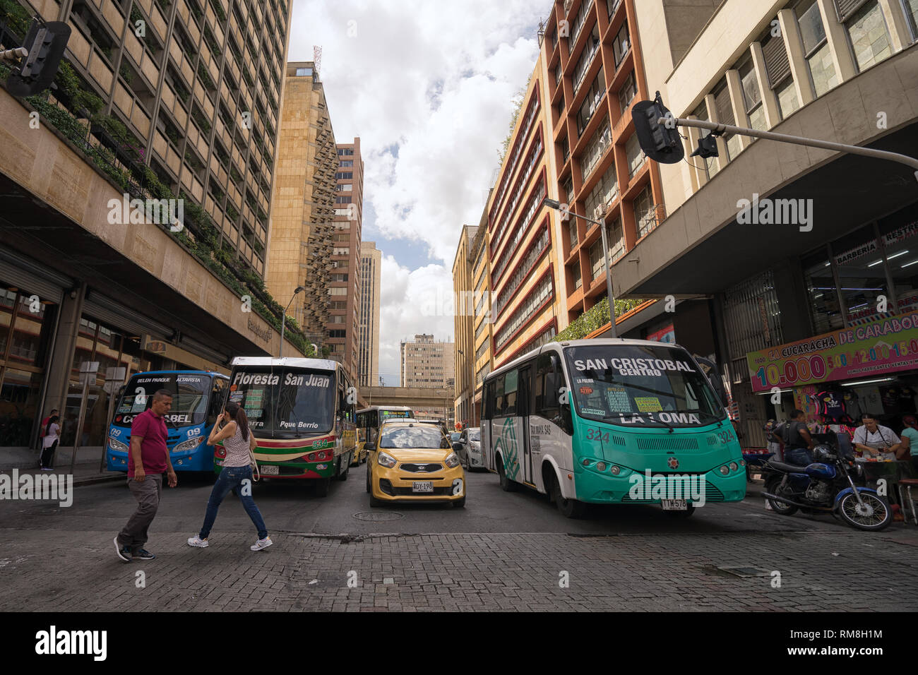 Medellin, Colombie - Juillet 26, 2018 : les véhicules arrêtés à un passage pour piétons dans le centre-ville Banque D'Images