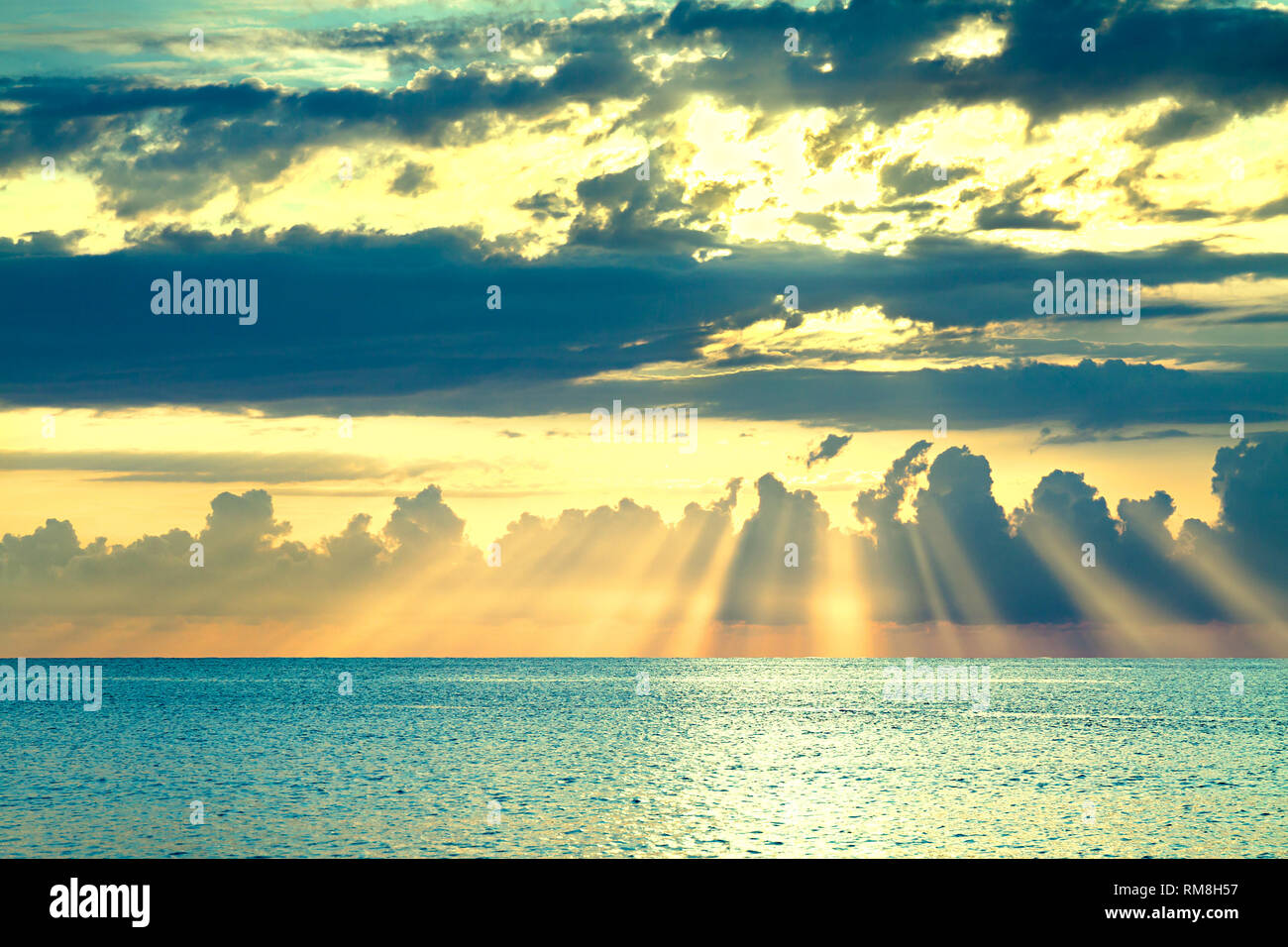 Paysage magnifique sur la mer avec un coucher de soleil. ciel du soir avec les nuages et le soleil sur l'océan. Les rayons du soleil brillent à travers les nuages de rupture Banque D'Images