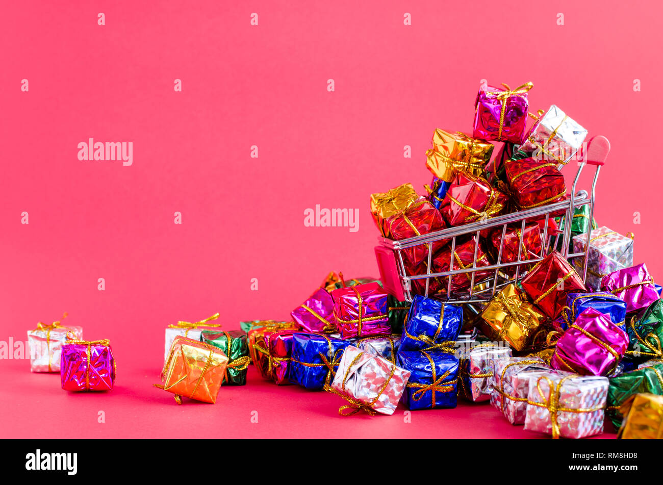 Petit panier de cadeaux sur fond rose. Un chariot de supermarché plein de  cadeaux colorés. Online Shopping concept vendredi noir et Photo Stock -  Alamy