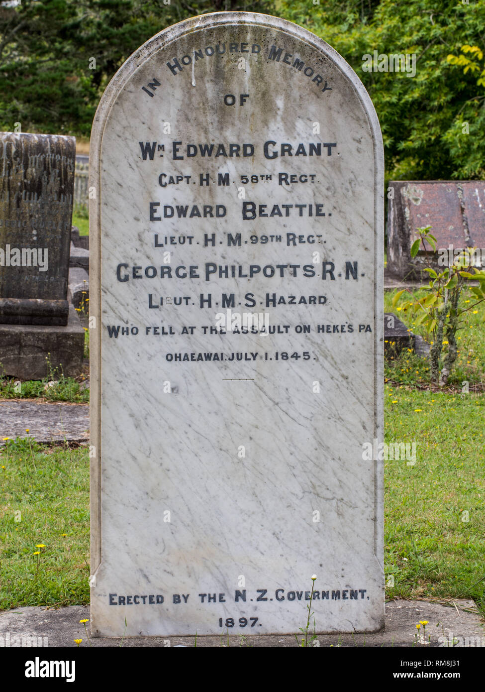 Pierre tombale, Soldiers Memorial Church of St John the Baptist, Mission Waimate, Northland, Nouvelle-Zélande Banque D'Images