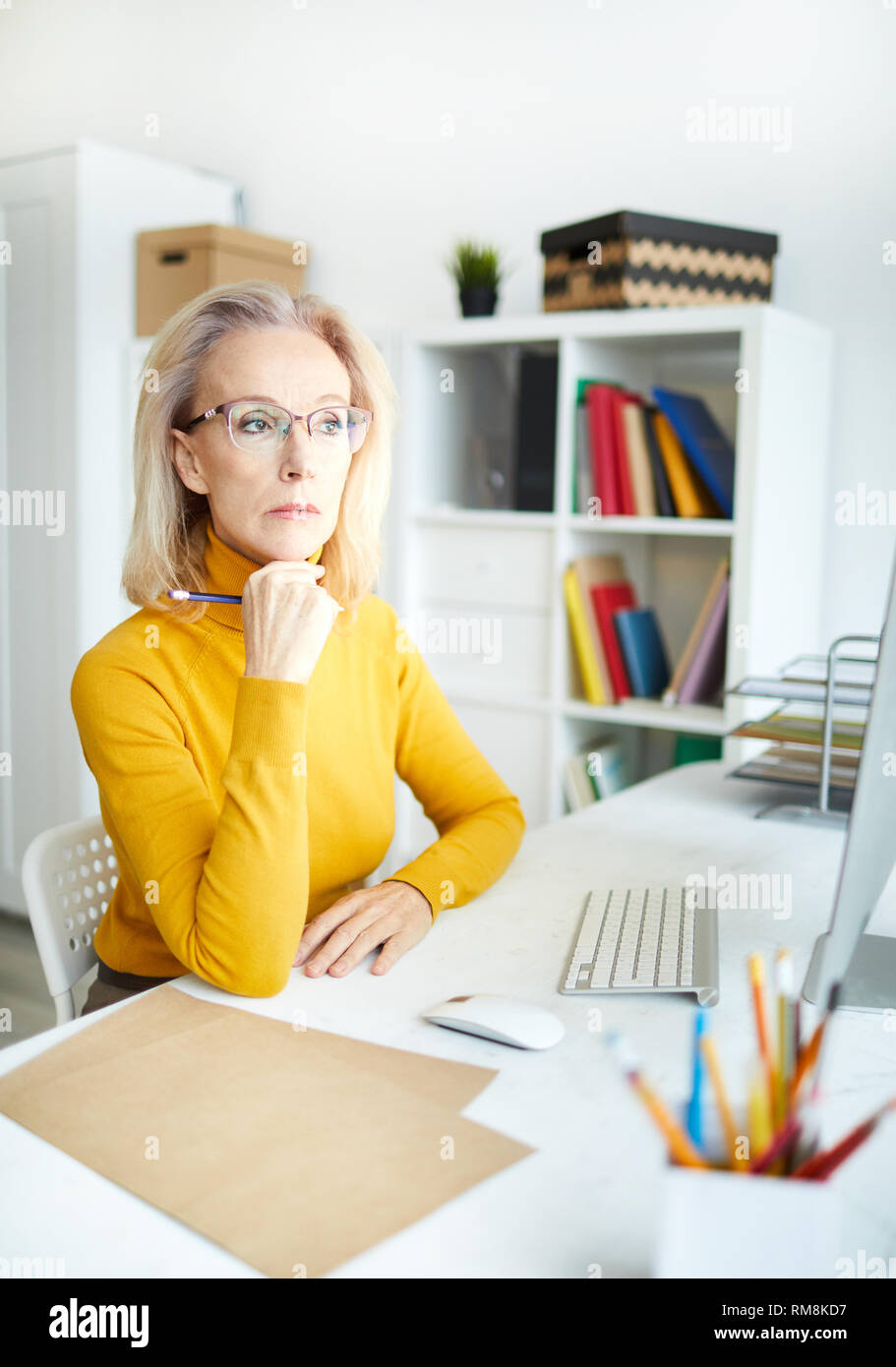 Femme pensive Manager Banque D'Images