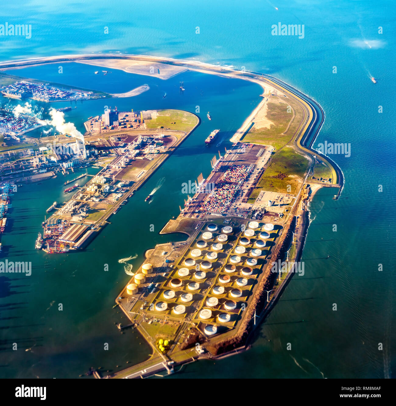 Vue aérienne du port de Rotterdam et la Maasvlakte, son extension. Le principal port d'Europe Banque D'Images