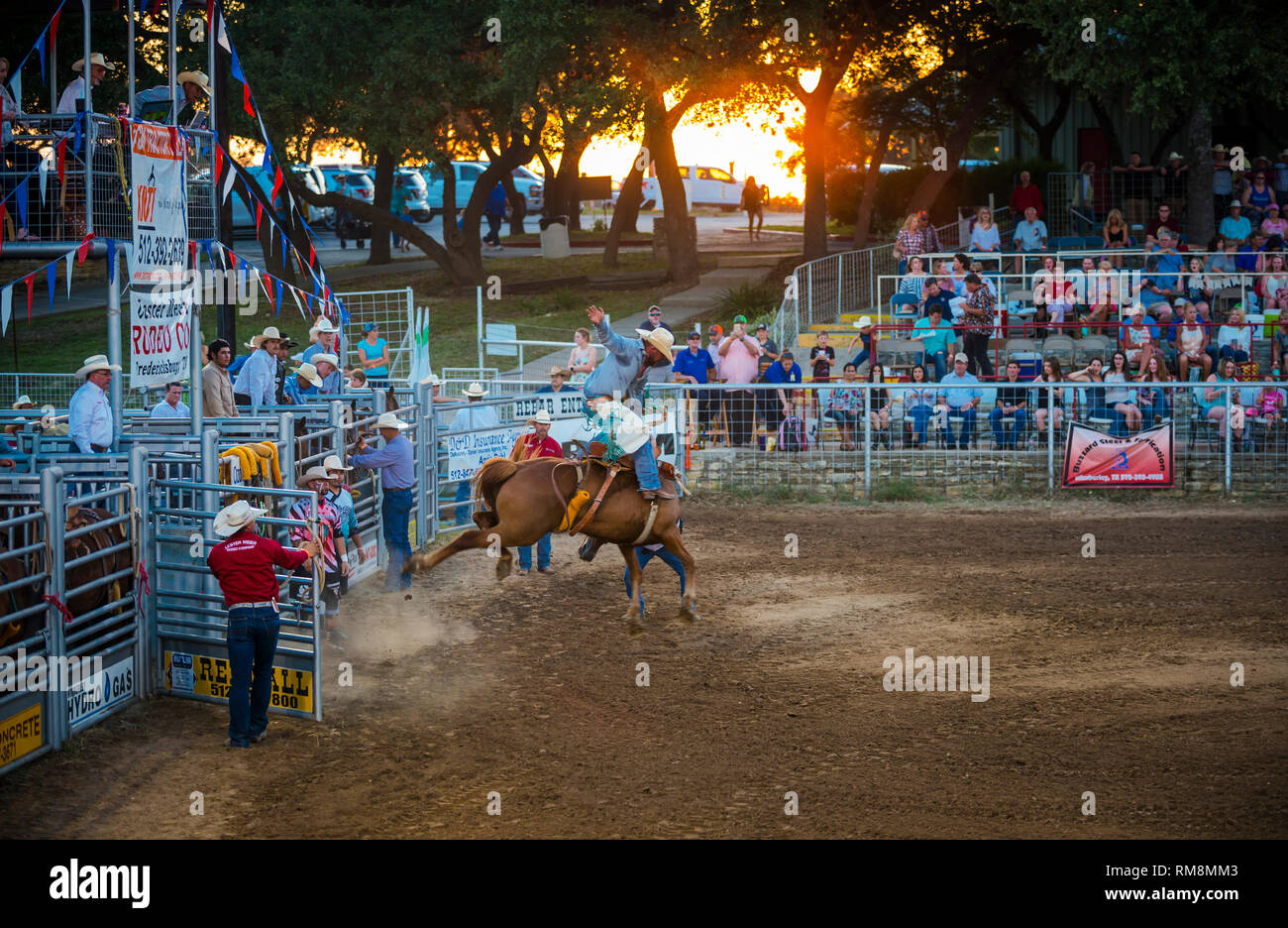 Une selle bronc rider au rodéo VFW événement dans Texas USA Banque D'Images