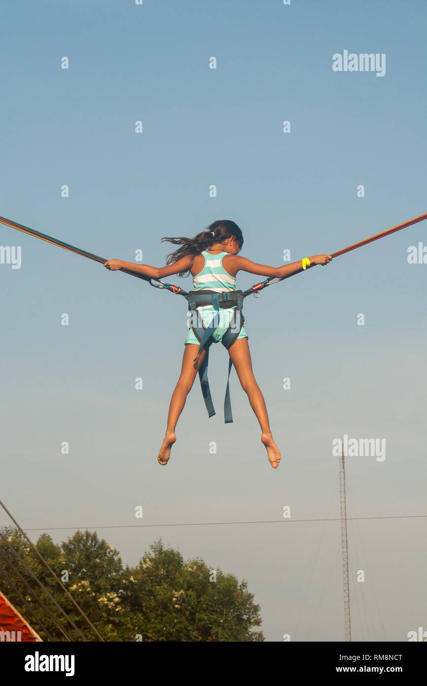 Girl bungee jumping Banque D'Images