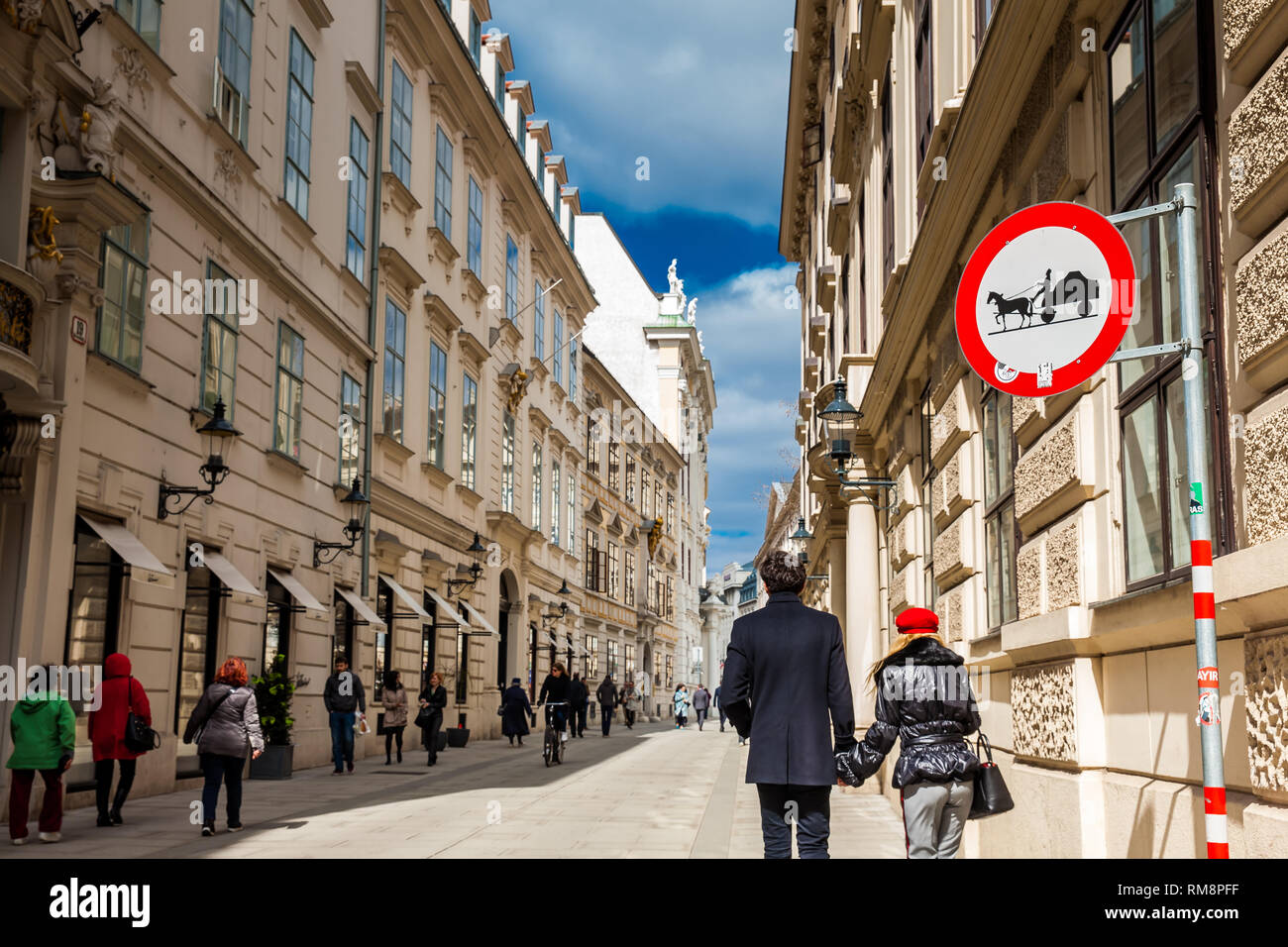 Vienne, AUTRICHE - Avril 2018 : des véhicules susceptibles d'être en route à une belle rue sur la ville de Vienne Banque D'Images