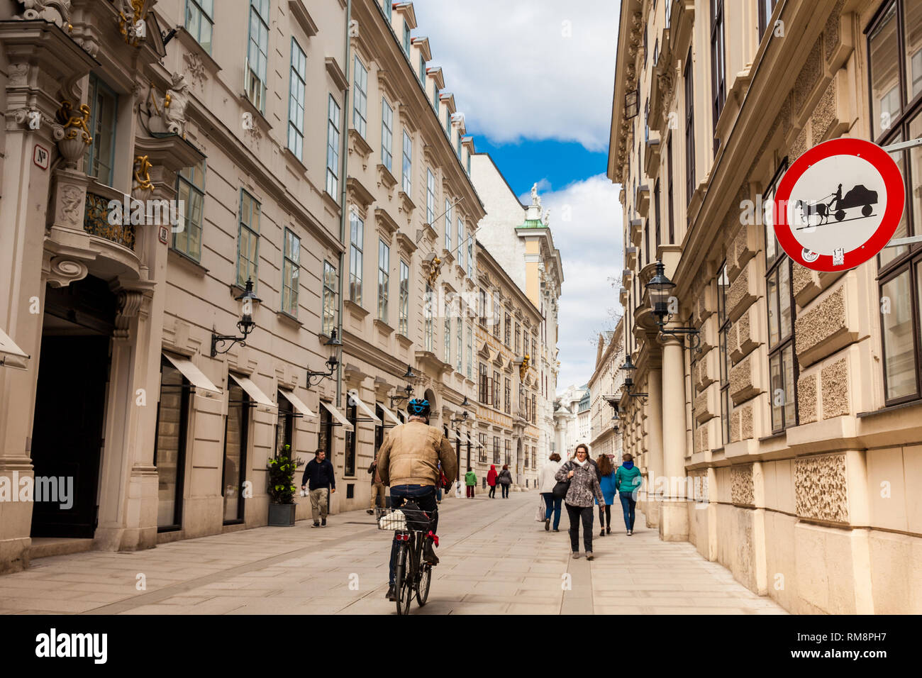 Vienne, AUTRICHE - Avril 2018 : des véhicules susceptibles d'être en route à une belle rue sur la ville de Vienne Banque D'Images