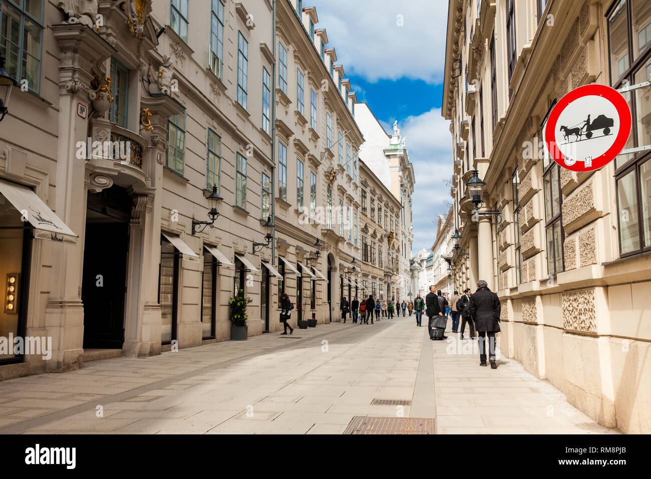 Vienne, AUTRICHE - Avril 2018 : des véhicules susceptibles d'être en route à une belle rue sur la ville de Vienne Banque D'Images