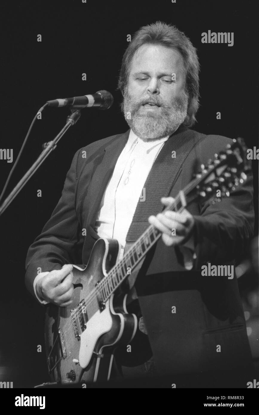 Chanteur, auteur-compositeur et guitariste Carl Wilson des Beach Boys est montré sur scène pendant un concert en direct de l'apparence. Banque D'Images