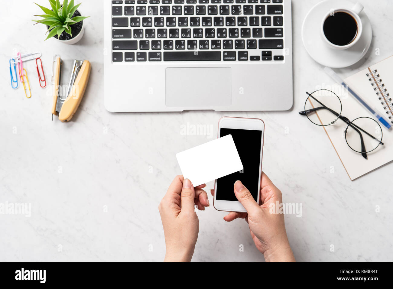Une femme est en train de faire un achat en ligne, des maquettes et de carte de crédit sur téléphone cellulaire mobile office bureau isolé sur fond en mode copie, spac Banque D'Images