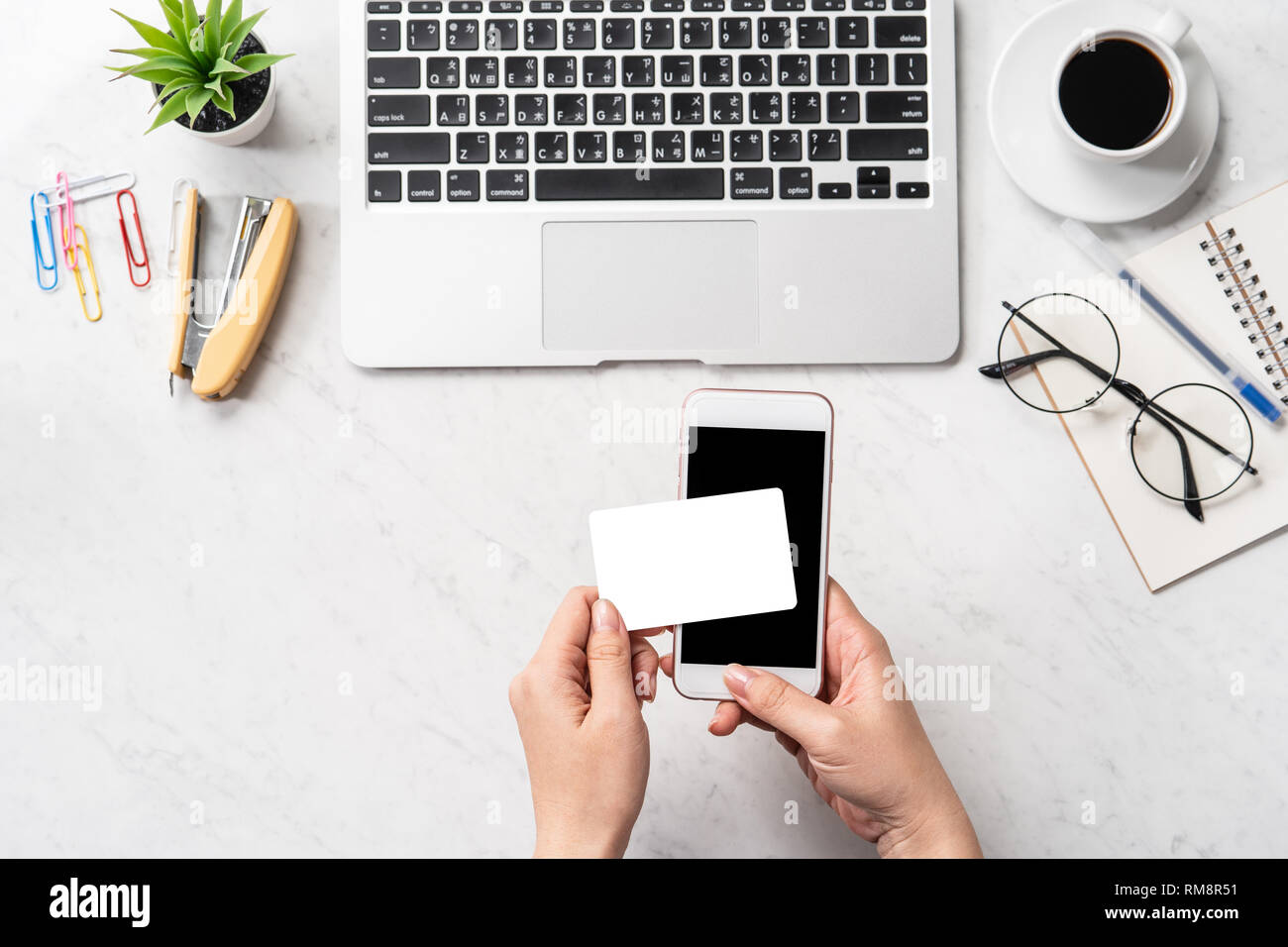 Une femme est en train de faire un achat en ligne, des maquettes et de carte de crédit sur téléphone cellulaire mobile office bureau isolé sur fond en mode copie, spac Banque D'Images