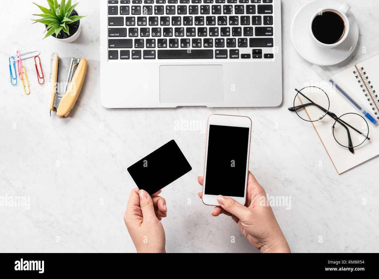 Une femme est en train de faire un achat en ligne, des maquettes et de carte de crédit sur téléphone cellulaire mobile office bureau isolé sur fond en mode copie, spac Banque D'Images