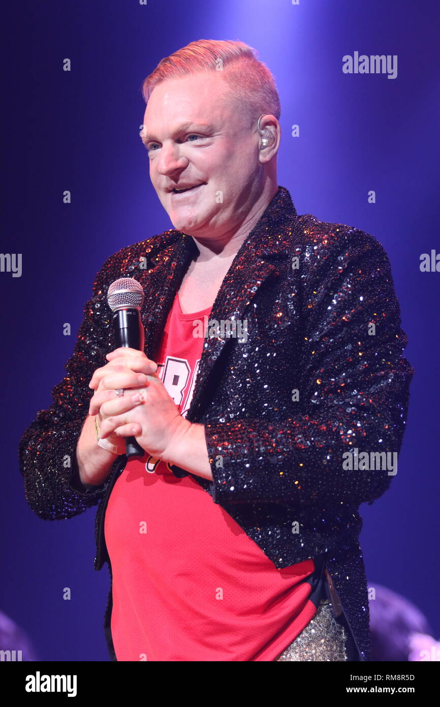 Chanteur Andy Bell, chanteur de la synthpop duo effacement, est montré sur scène pendant un concert en direct de l'apparence. Banque D'Images