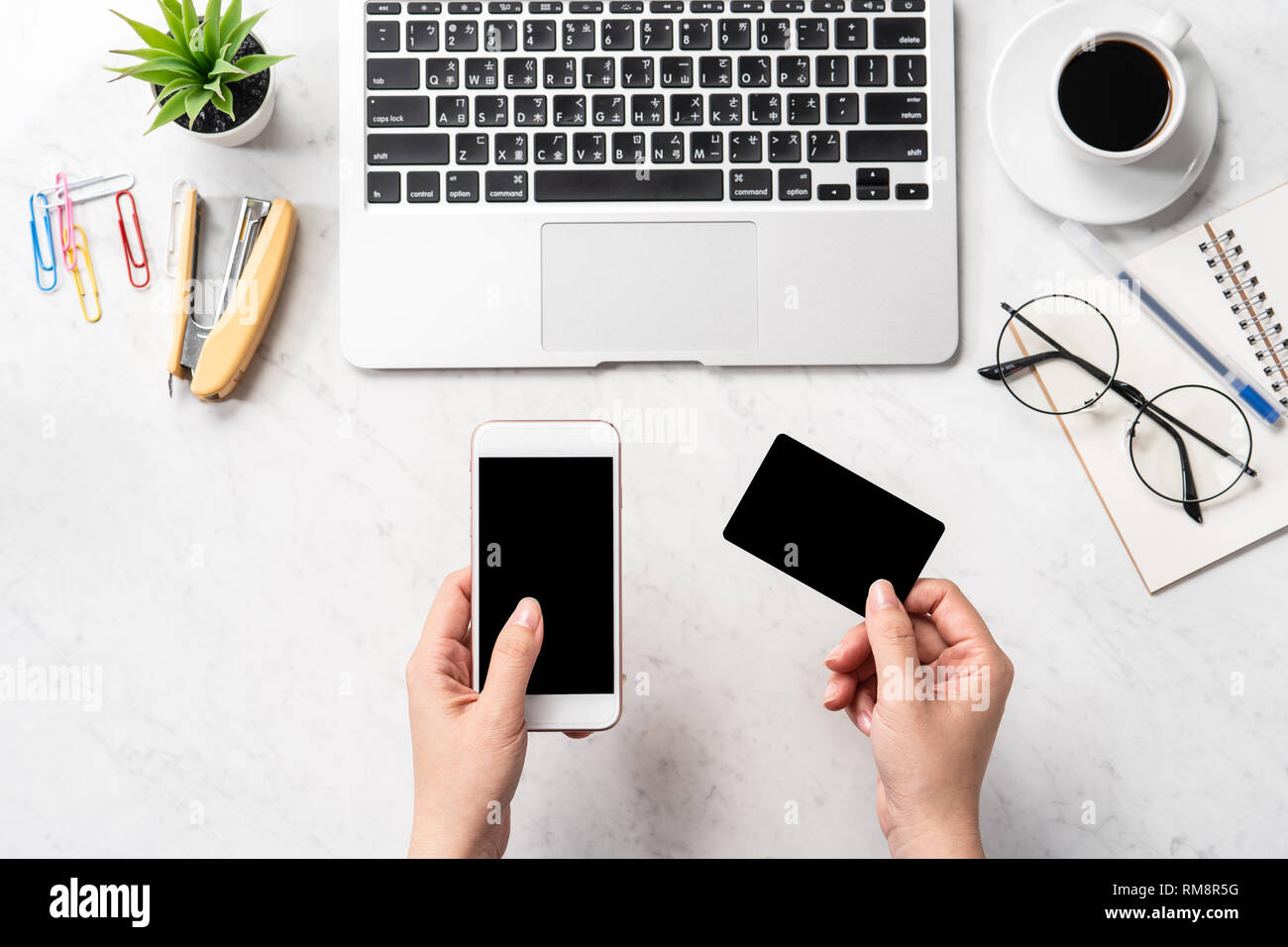 Une femme est en train de faire un achat en ligne, des maquettes et de carte de crédit sur téléphone cellulaire mobile office bureau isolé sur fond en mode copie, spac Banque D'Images Une femme est en train de faire un achat en ligne, des maquettes et de carte de crédit sur téléphone cellulaire mobile office bureau isolé sur fond en mode copie, spac Banque D'Images