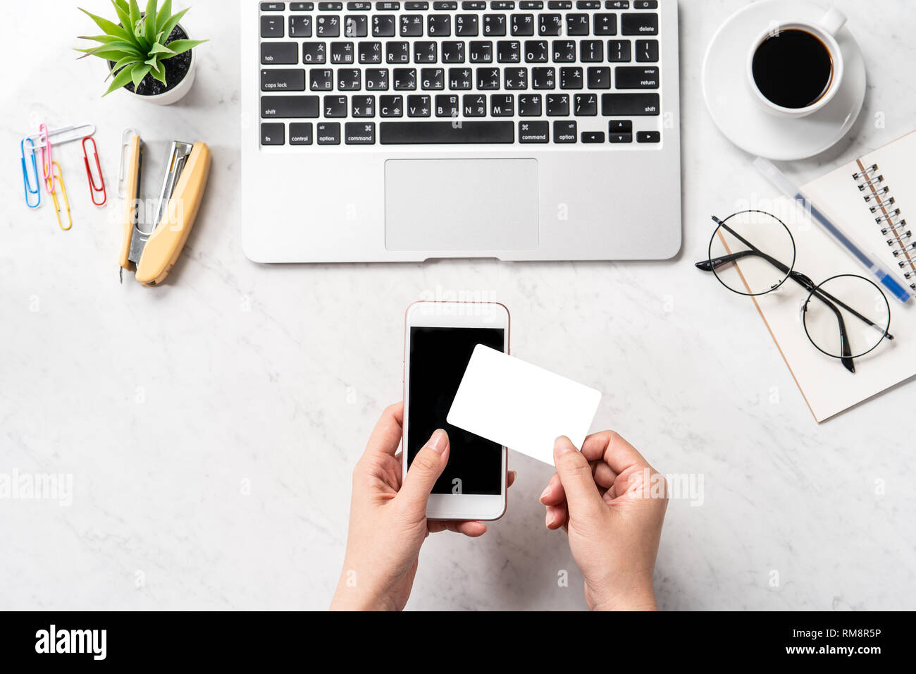 Une femme est en train de faire un achat en ligne, des maquettes et de carte de crédit sur téléphone cellulaire mobile office bureau isolé sur fond en mode copie, spac Banque D'Images