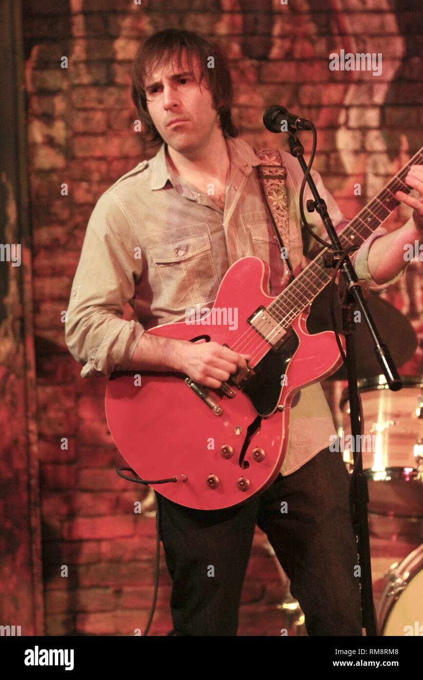 Chanteur, auteur-compositeur et guitariste Chris Bergson est montré sur  scène pendant un concert en direct de l'apparence Photo Stock - Alamy