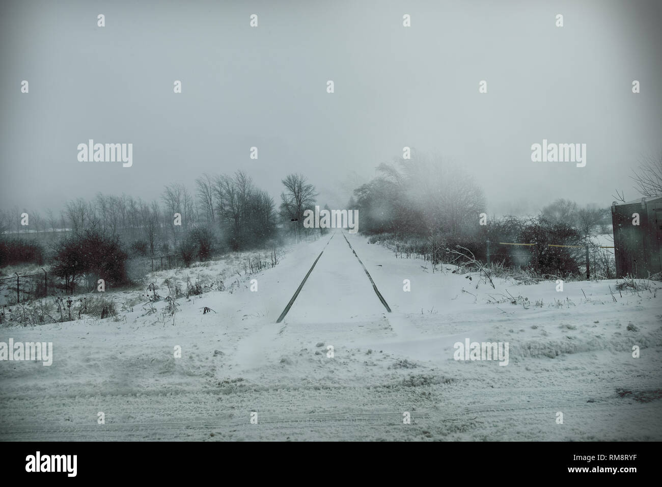 Gare partiellement enterré par la tempête de neige. Paysage. Banque D'Images