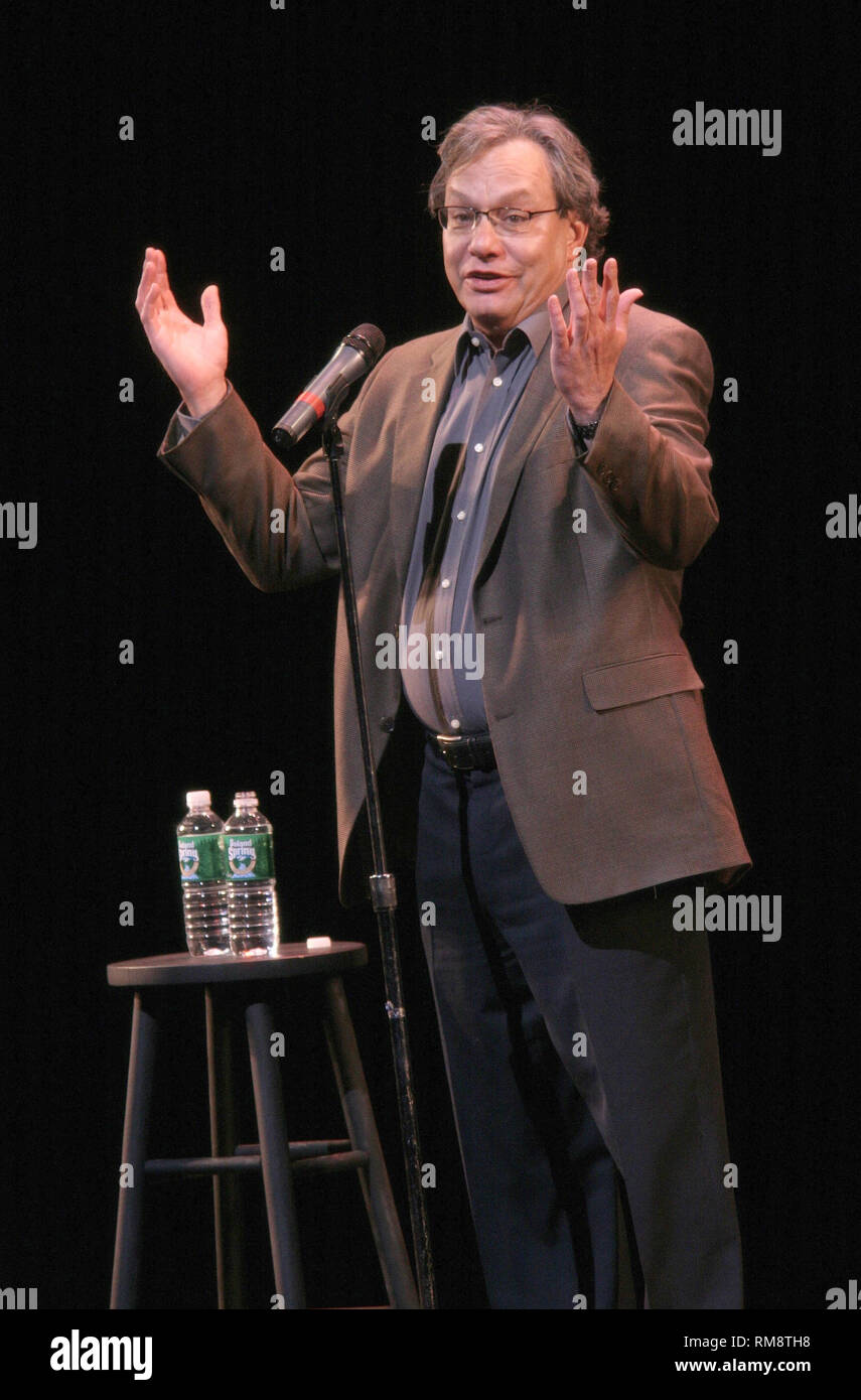 Grammy Award Winning stand up comédienne, auteure, dramaturge et comédien, Lewis Black est montré sur scène lors de sa performance à une foule. Banque D'Images