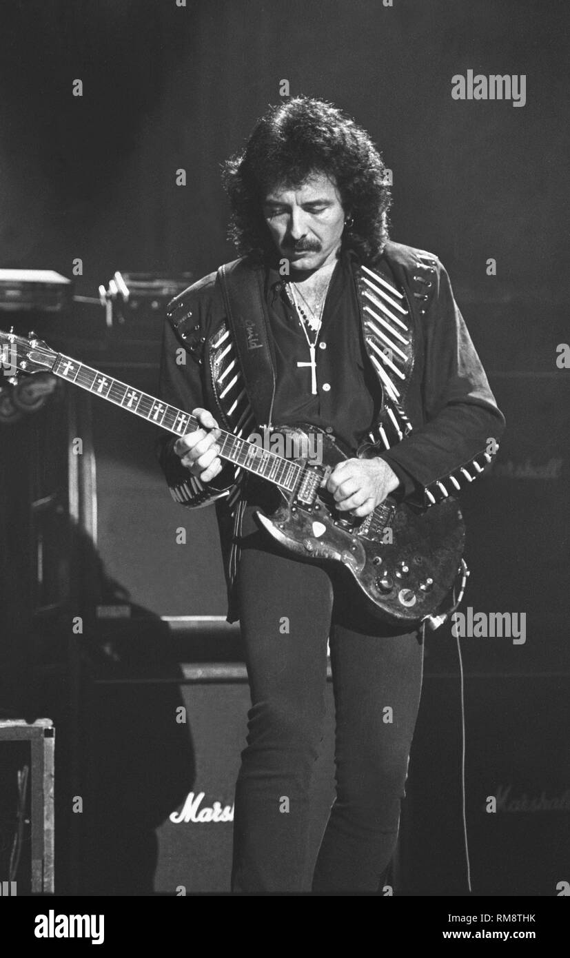 Le guitariste de Black Sabbath Tony Iommi est indiqué d'effectuer au cours d'un concert en direct de l'apparence. Banque D'Images