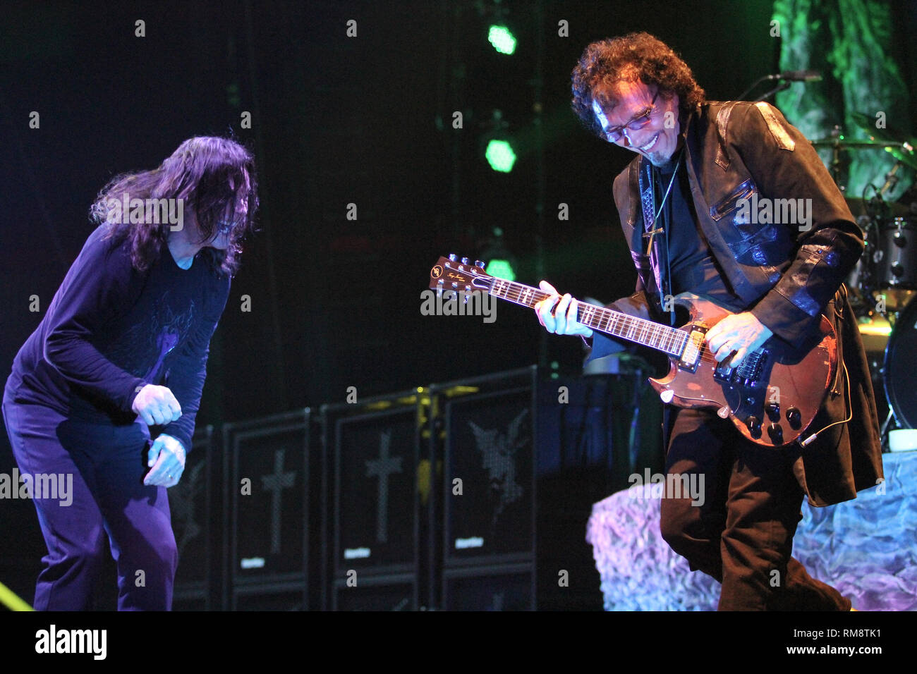 Guitariste et chanteur Ozzy Osbourne, Tony Iommi sont présentés sur scène pendant un concert 'live' apparence avec Black Sabbath. Banque D'Images