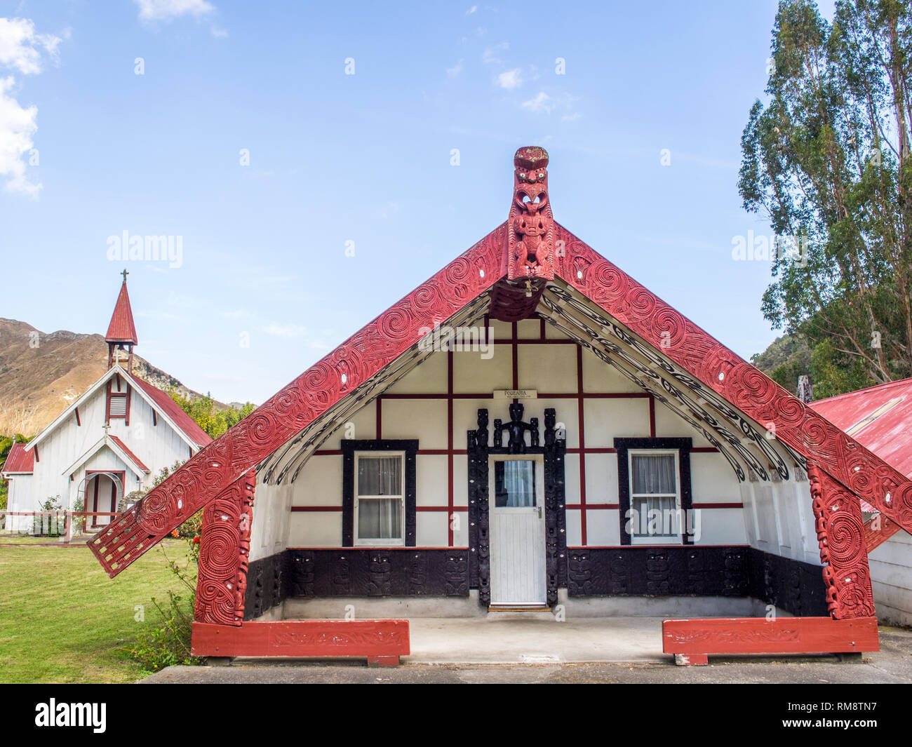 Maison de réunion sculpté wharenui Poutama, Pepara Koriniti et Église, Marae, fleuve Whanganui, Nouvelle-Zélande Banque D'Images