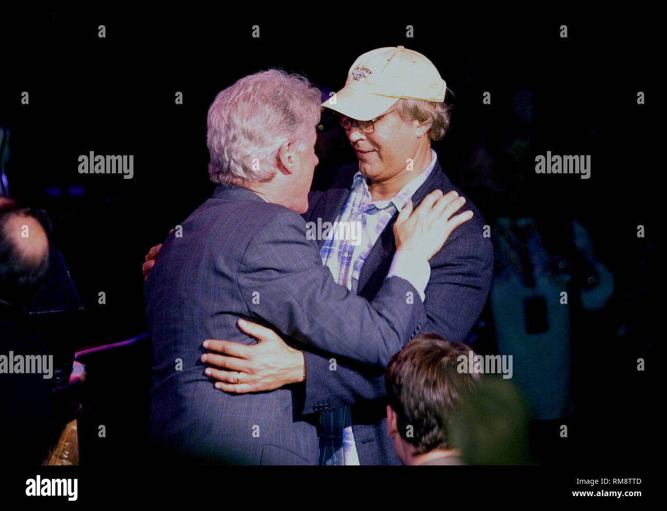 Bill Clinton et Chevy Chase saluent avant le début de The Blues Brothers concert l'apparence au Mohegan Sun Casino à Uncasville, Connecticut. Banque D'Images