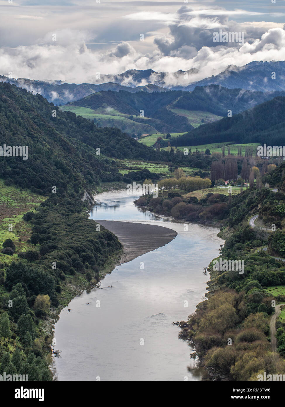 La rivière Whanganui, coulant à travers la montagne, forêt et pâturage, vue d'Aramoana, île du Nord, Nouvelle Zélande Banque D'Images