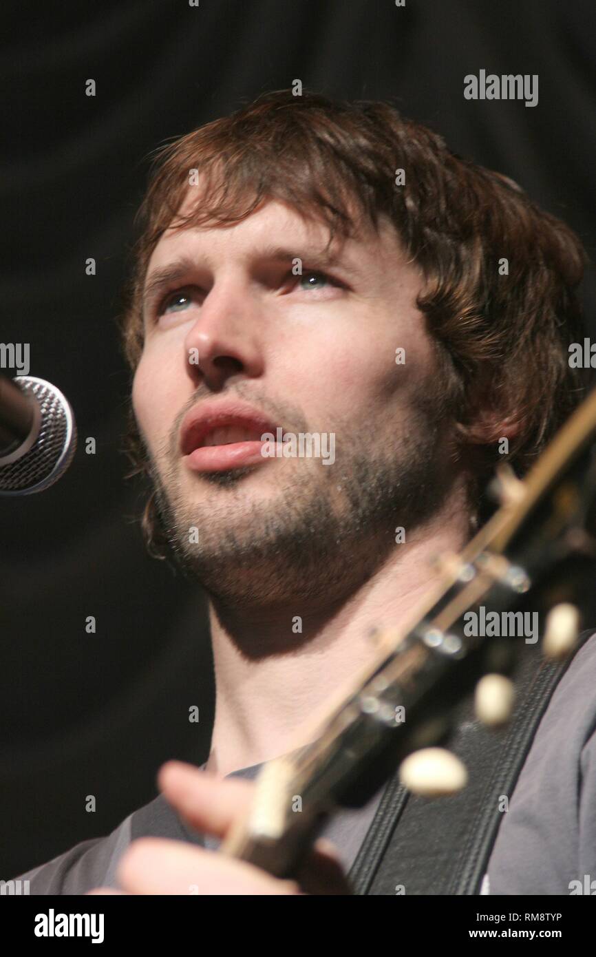 Musicien James Blunt s'affiche à l'affiche une guitare acoustique au cours d'un concert solo performance. Banque D'Images