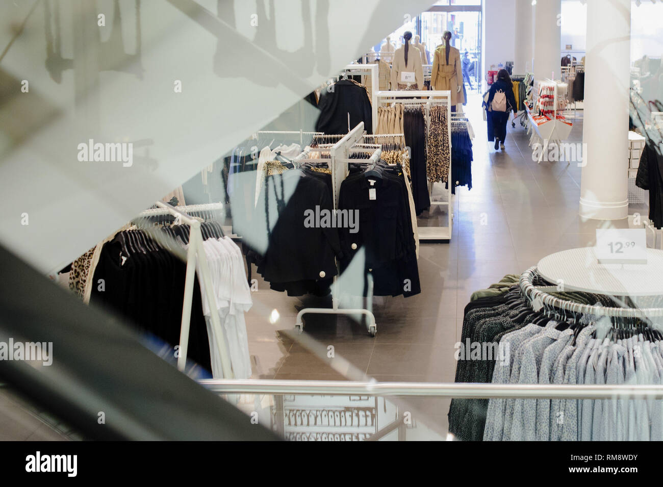 Vu une femme à l'intérieur du centre commercial Regent Street branch du détaillant de vêtements H&M dans le centre de Londres. Le 15 février marque la sortie de la première les chiffres des ventes au détail mensuelles de l'année (janvier) à partir de la UK's Office for National Statistics. Les chiffres de décembre ont révélé une baisse de 0,9 pour cent des ventes du mois précédent, qui a enregistré une hausse de 1,4  % largement attribué à l'impact de la 'Black Friday' traite encourageant à l'heure des achats de Noël. Plus généralement, avec un potentiel non-deal départ de l'UE de plus en plus en plus continue de miner la confiance des consommateurs au Royaume-Uni, de l'économie-watchers hav Banque D'Images