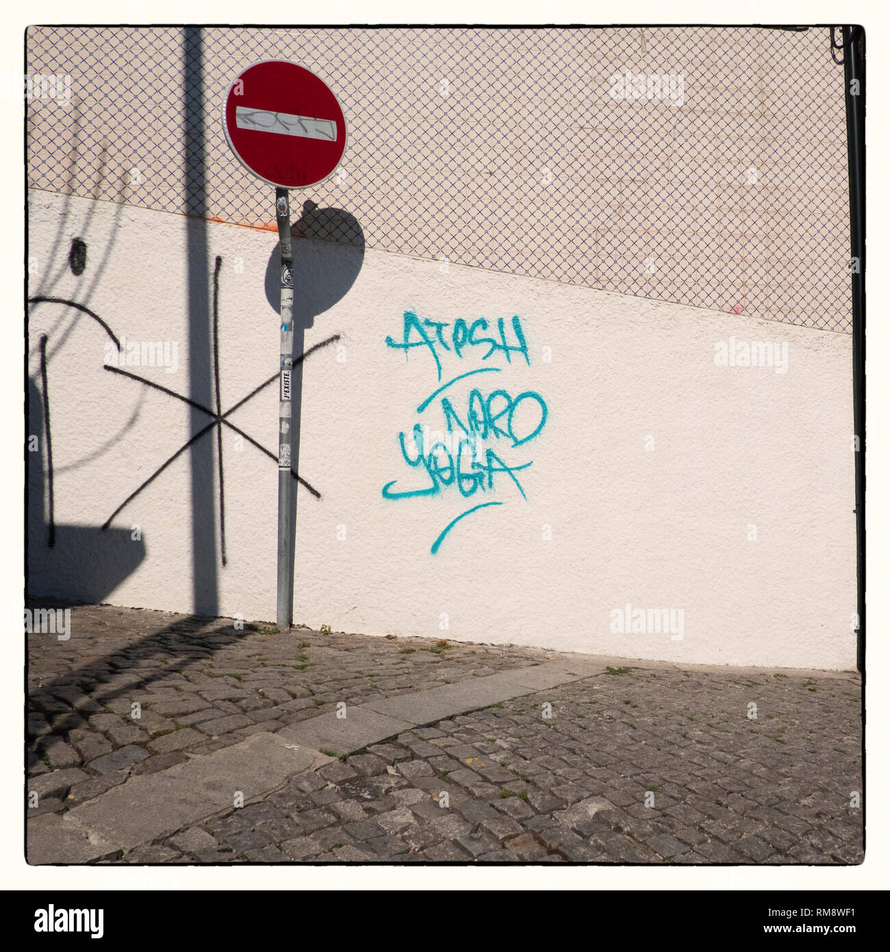 Rue avec panneau de circulation et graffiti Banque D'Images