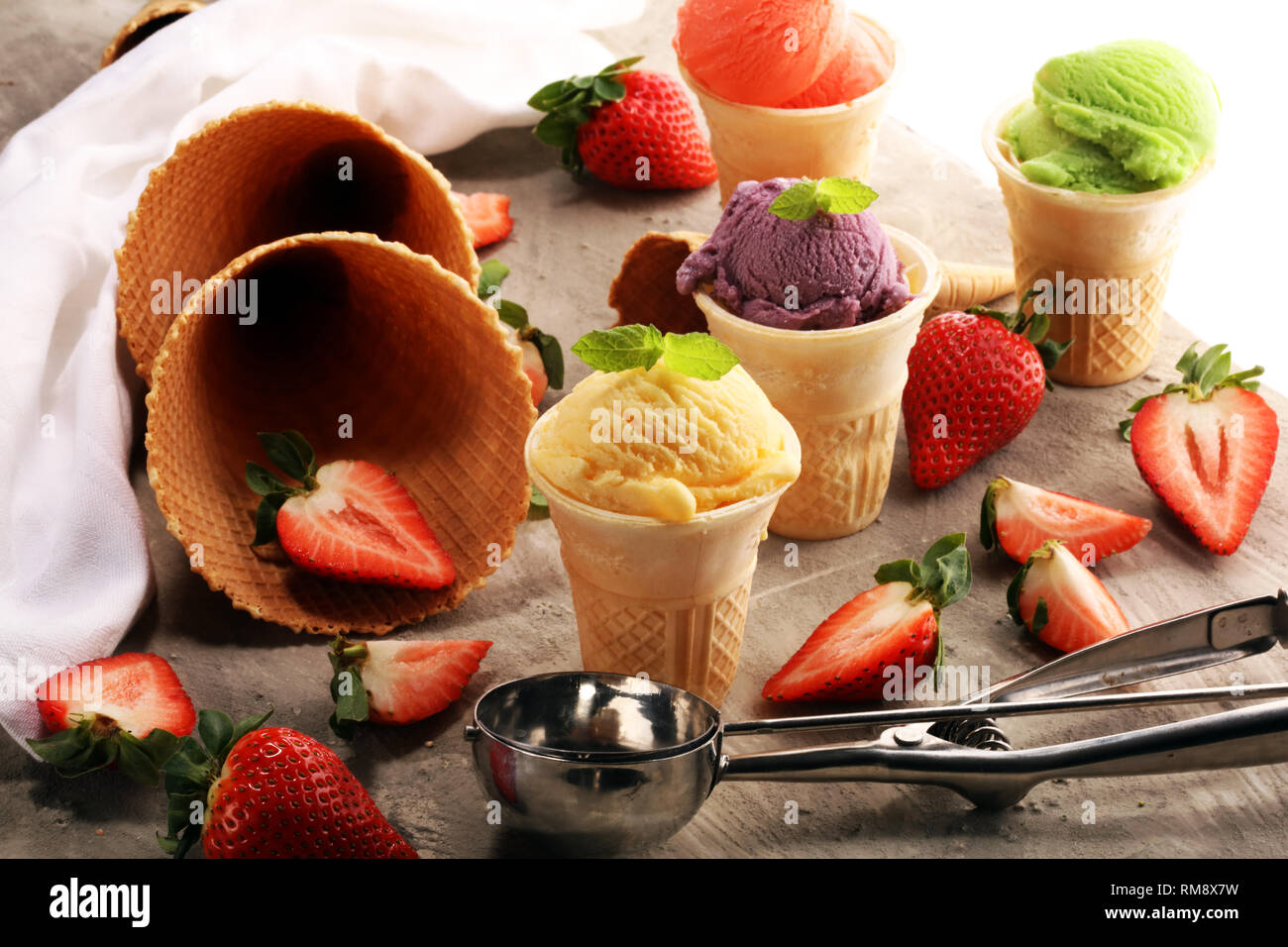 Jeu de boules de glace de différentes couleurs et saveurs de fruits rouges, de menthe et de fruits Banque D'Images