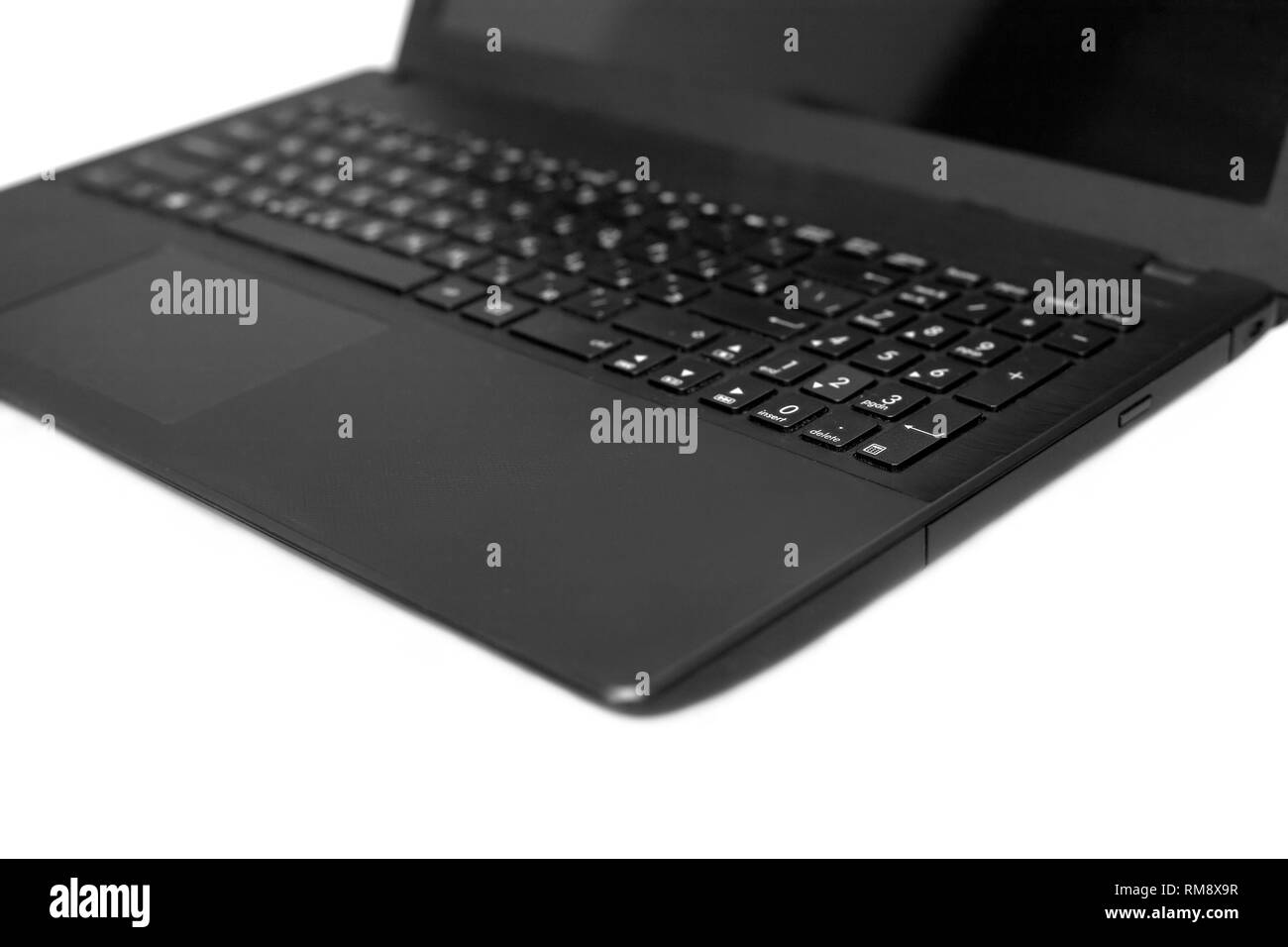 Partie de black a ouvert un ordinateur portable avec écran vide isolé sur fond blanc libre Banque D'Images