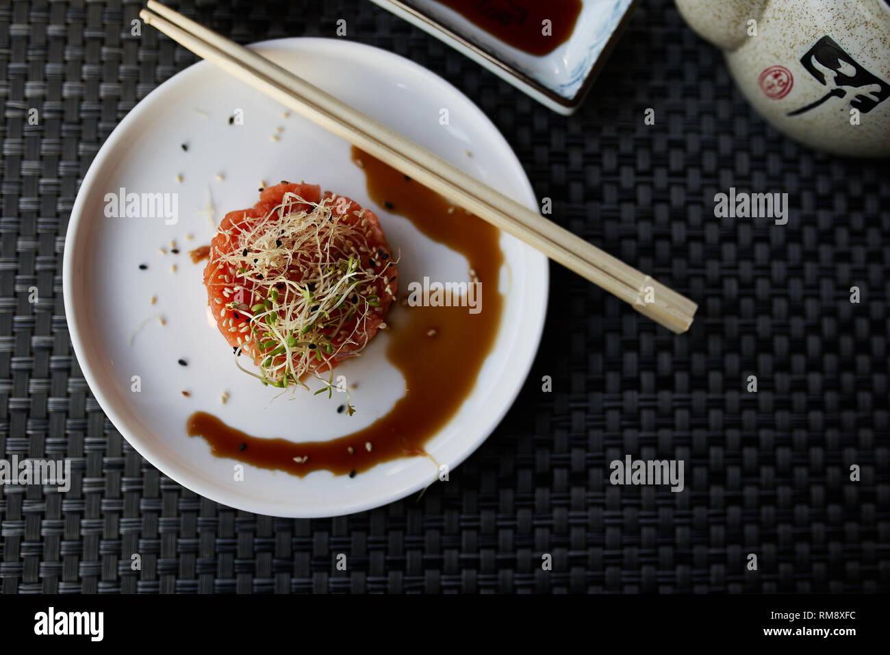 Assiette d'aliments asiatiques : saumon à l'avocat et les graines germées Banque D'Images