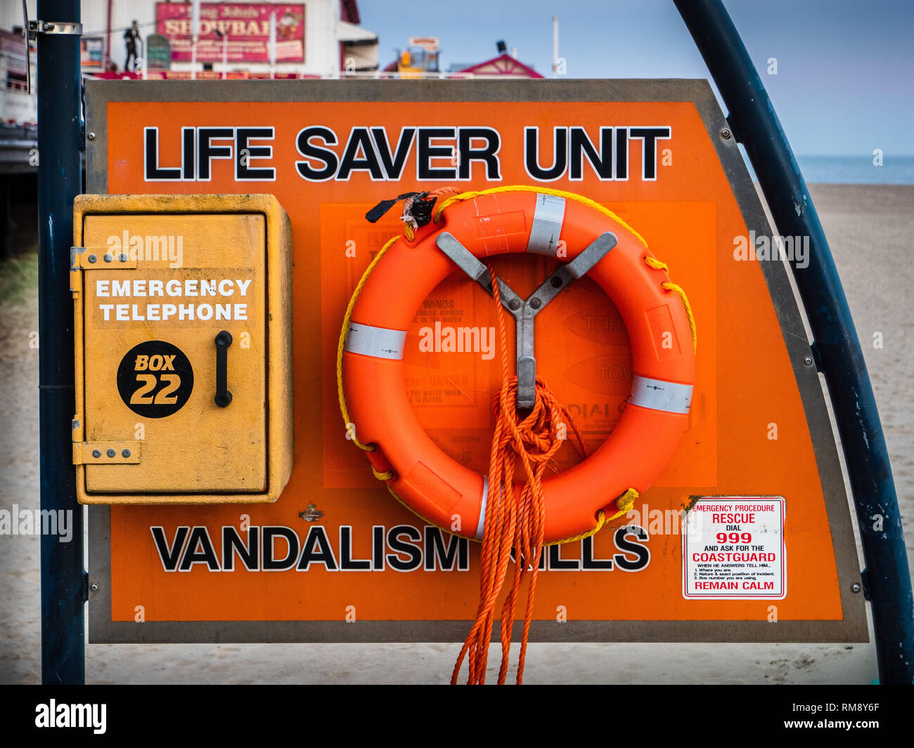 - L'équipement de sauvetage sur l'unité Life Saver Plage Great Yarmouth dans le Norfolk UK avec avis de vandalisme Banque D'Images