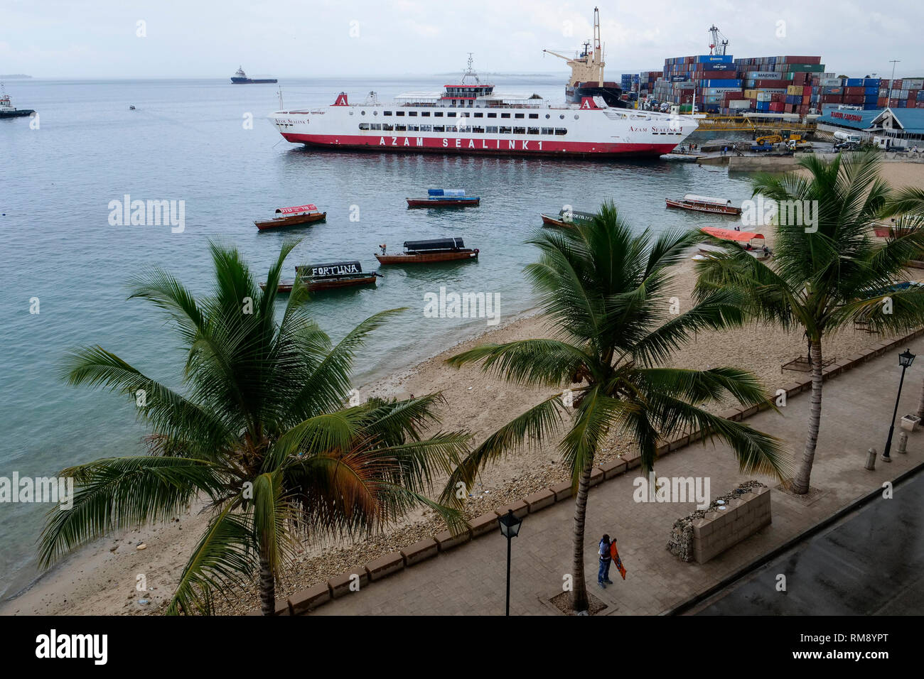 La TANZANIE, Zanzibar, Stone town, port maritime de conteneurs et d'Azam Sealink ferry passager au continent Banque D'Images