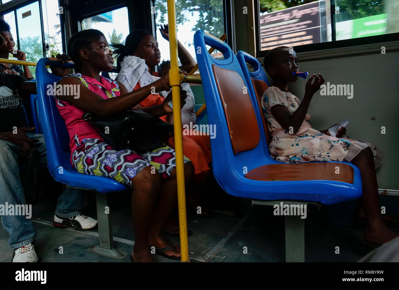 Tanzanie Daressalaam, nouveau système de transport public, de transport en commun rapide Dar DART est un système de transport en commun rapide par autobus avec Golden Dragon chinois les bus, système en ligne avec les stations construites par l'entreprise de construction autrichien Strabag International GmbH , financé par la Banque Africaine de Développement BAD, la Banque mondiale Banque mondiale et le Gouvernement de la Tanzanie Banque D'Images