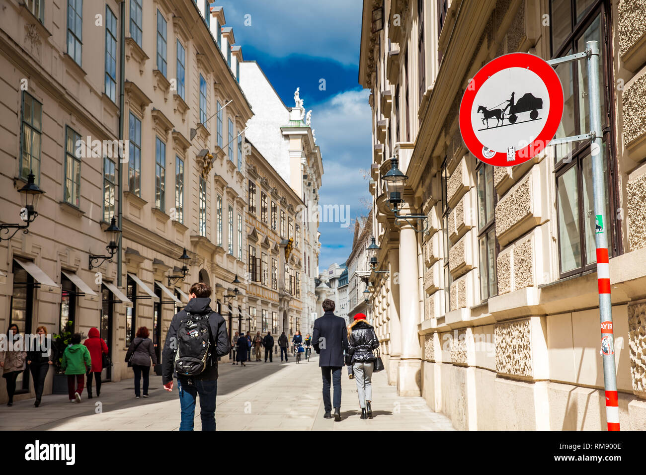 Vienne, AUTRICHE - Avril 2018 : des véhicules susceptibles d'être en route à une belle rue sur la ville de Vienne Banque D'Images