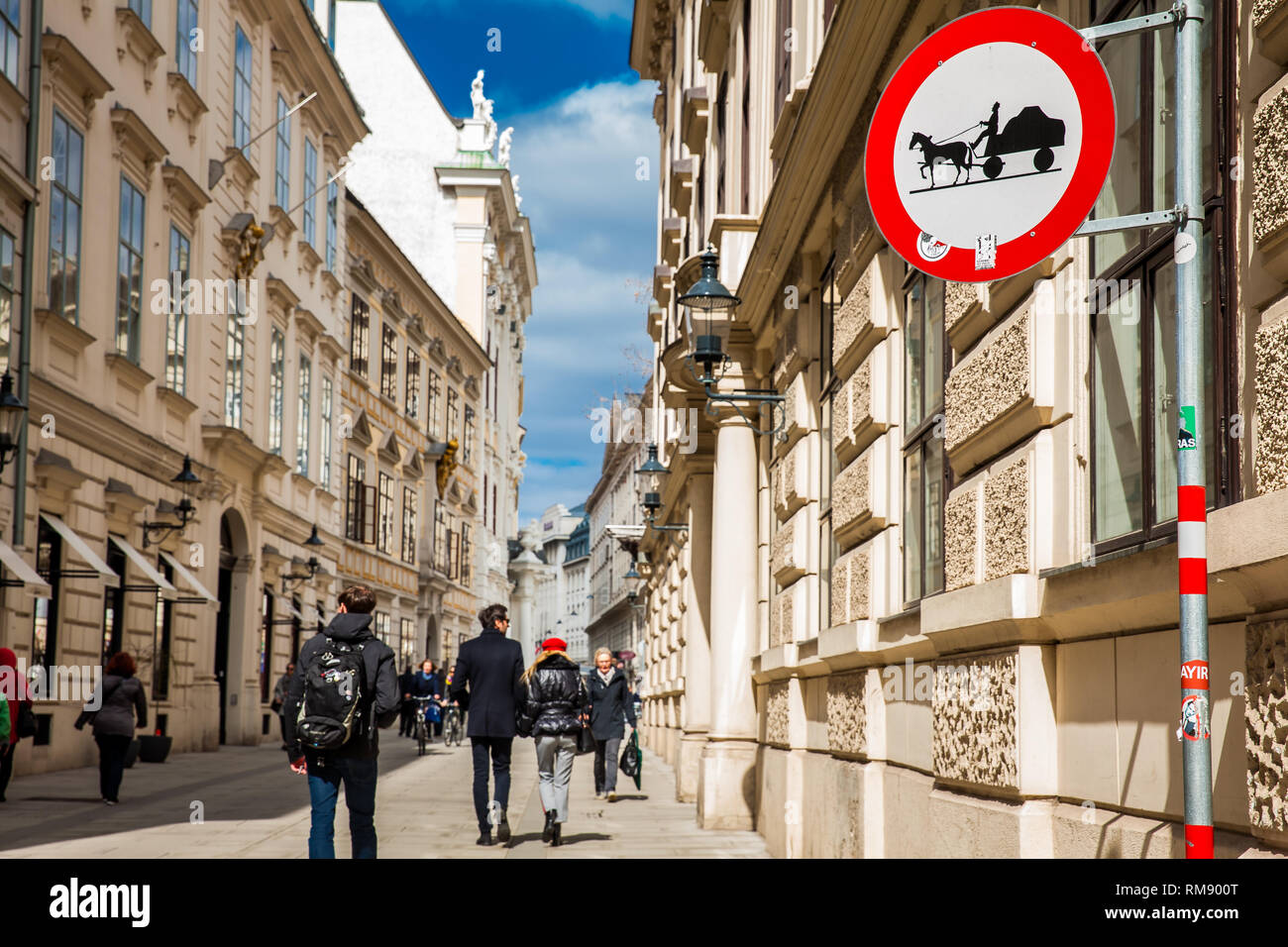 Vienne, AUTRICHE - Avril 2018 : des véhicules susceptibles d'être en route à une belle rue sur la ville de Vienne Banque D'Images