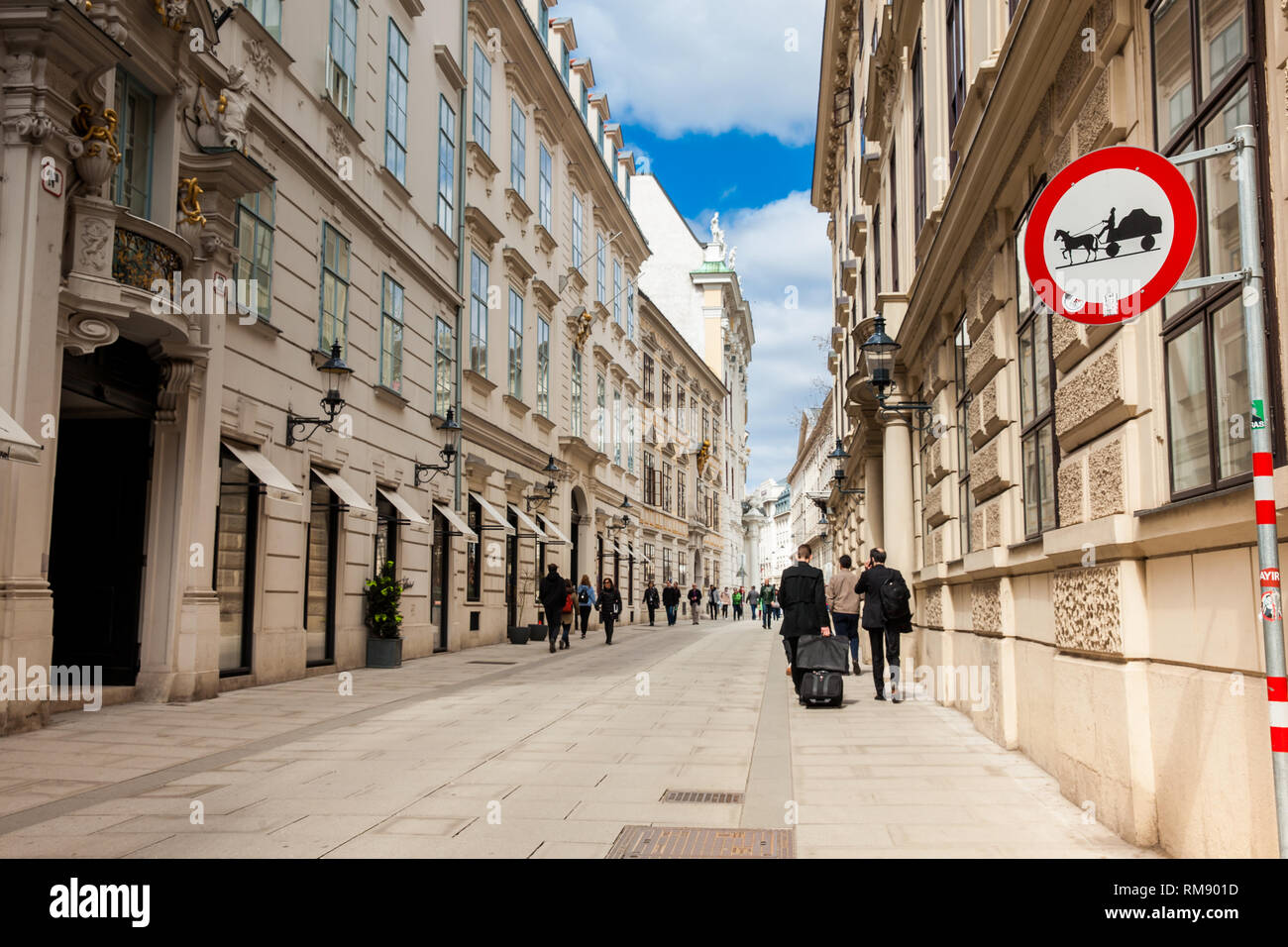 Vienne, AUTRICHE - Avril 2018 : des véhicules susceptibles d'être en route à une belle rue sur la ville de Vienne Banque D'Images