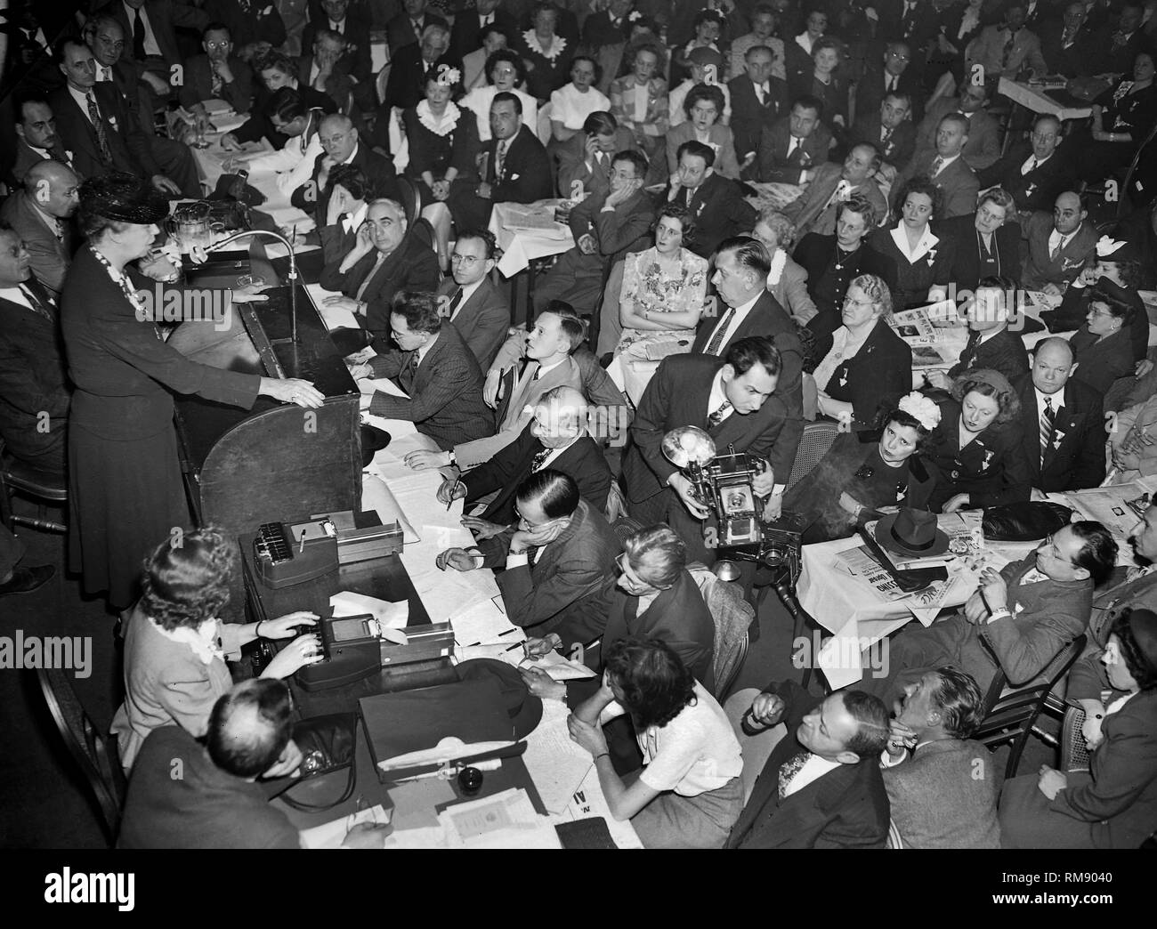 La première dame Eleanor Roosevelt parle devant une foule à Chicago, ca. 1944. Banque D'Images