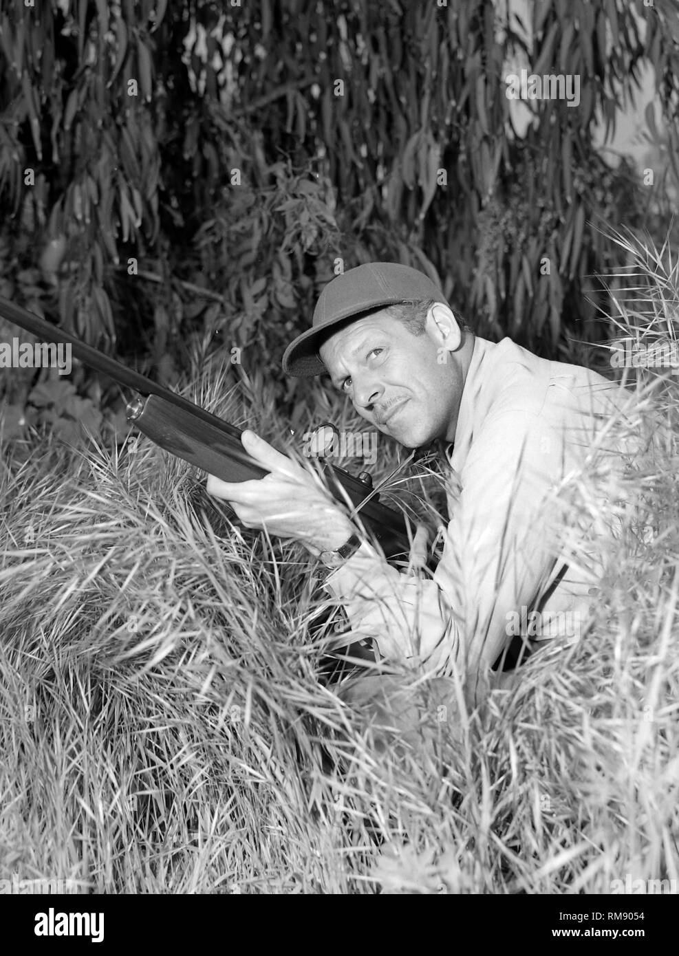 Un chasseur vise avec un fusil de chasse alors qu'en Floride, ca. 1954. Banque D'Images
