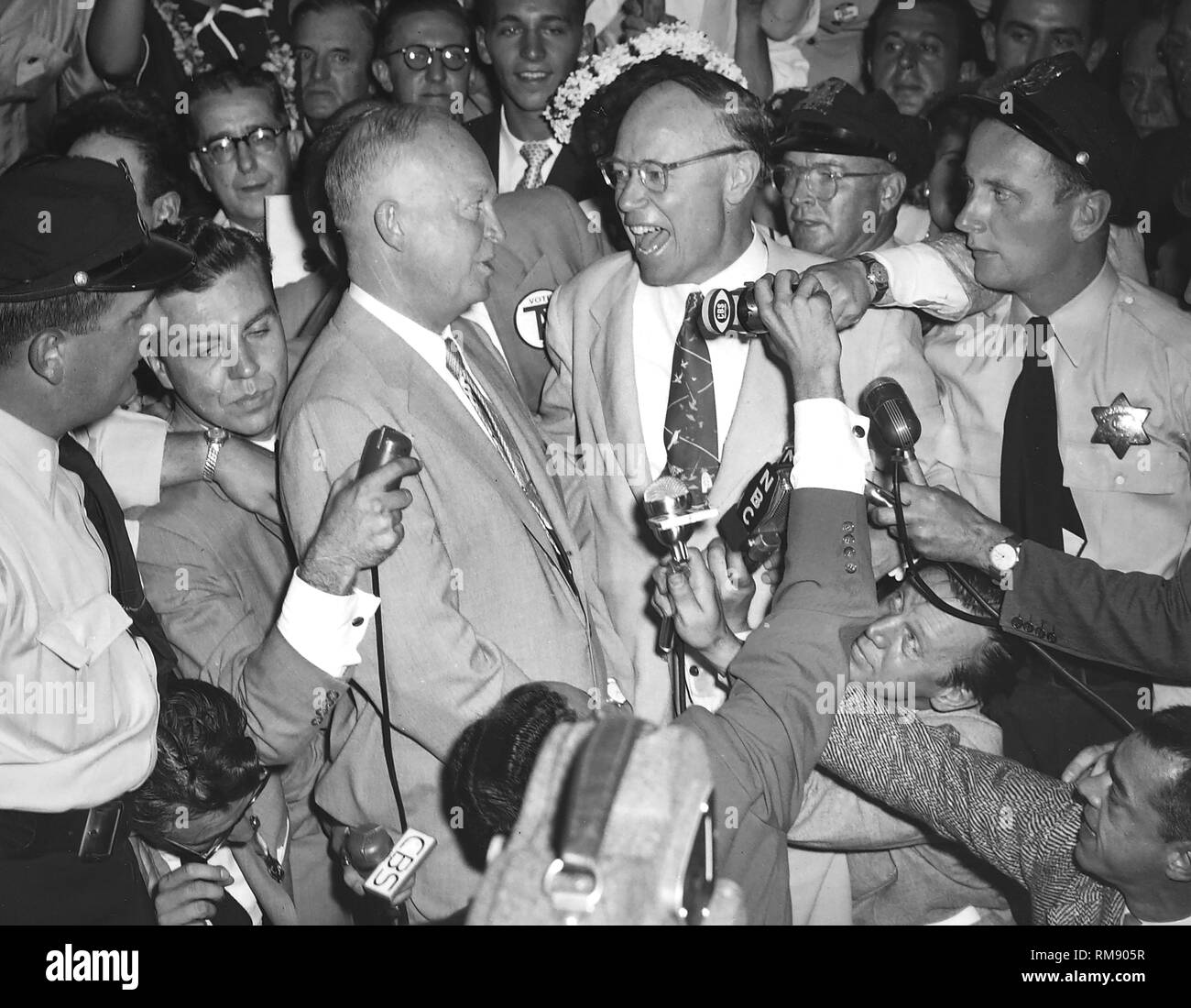 1952 candidat présidentiel républicain général Dwight Eisenhower parle avec le sénateur Robert Taft de l'Ohio après lui outpolling à la convention républicaine à Chicago. Banque D'Images