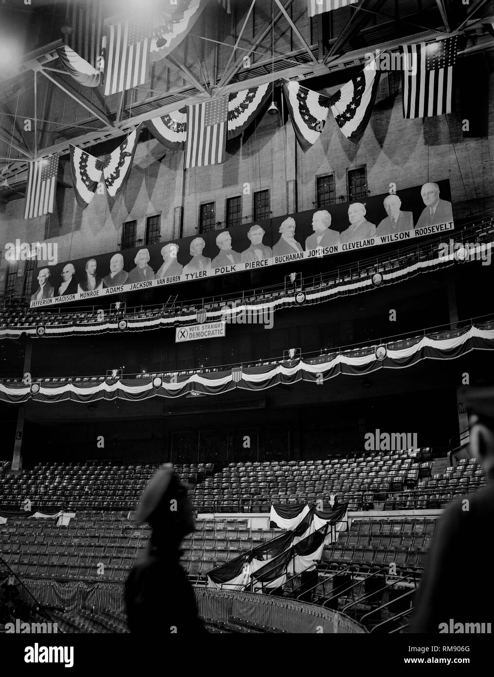 Une programmation de présidents démocratique regarder vers le bas des murs de la Chicago Stadium avant l'ouverture de la Convention Nationale Démocratique en 1944. Banque D'Images